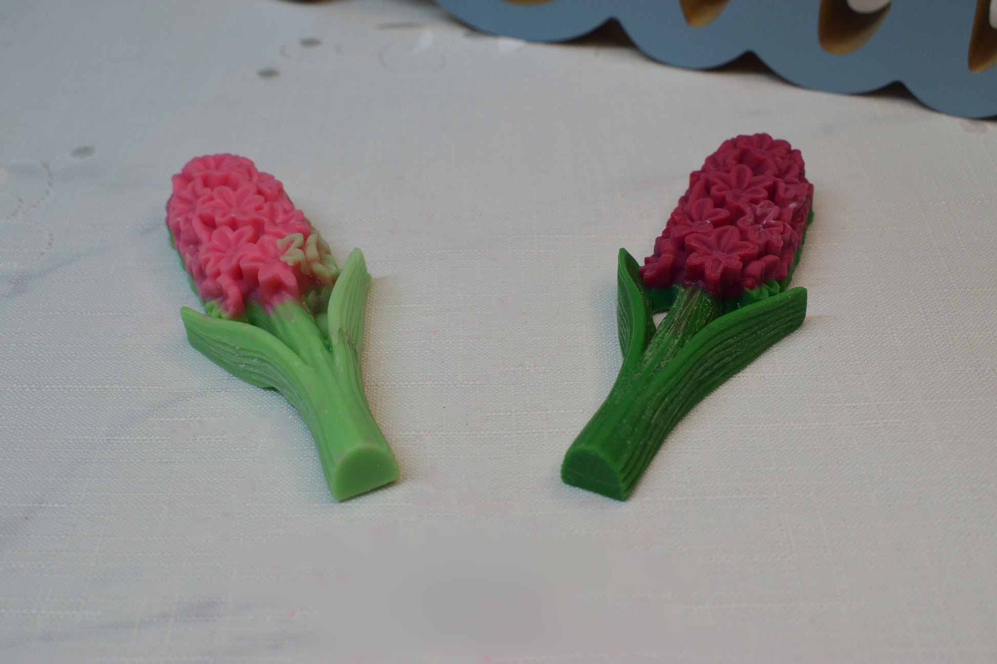 Lumânare decorativă în formă de floare de zambilă, realizată manual, cu design floral compact
