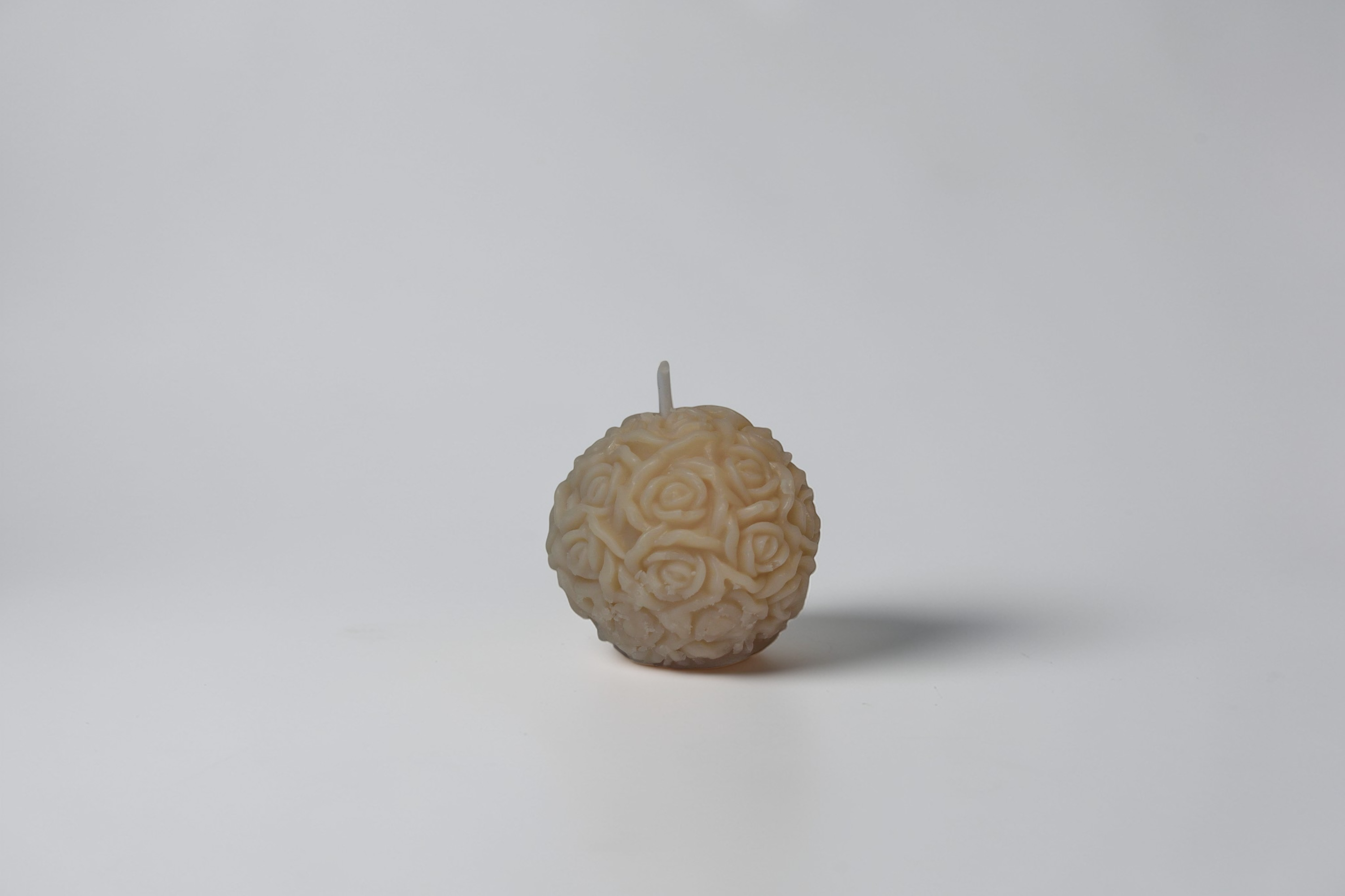 Lumânare decorativă florală Rosalia realizată manual din ceară de soia cu model de trandafiri