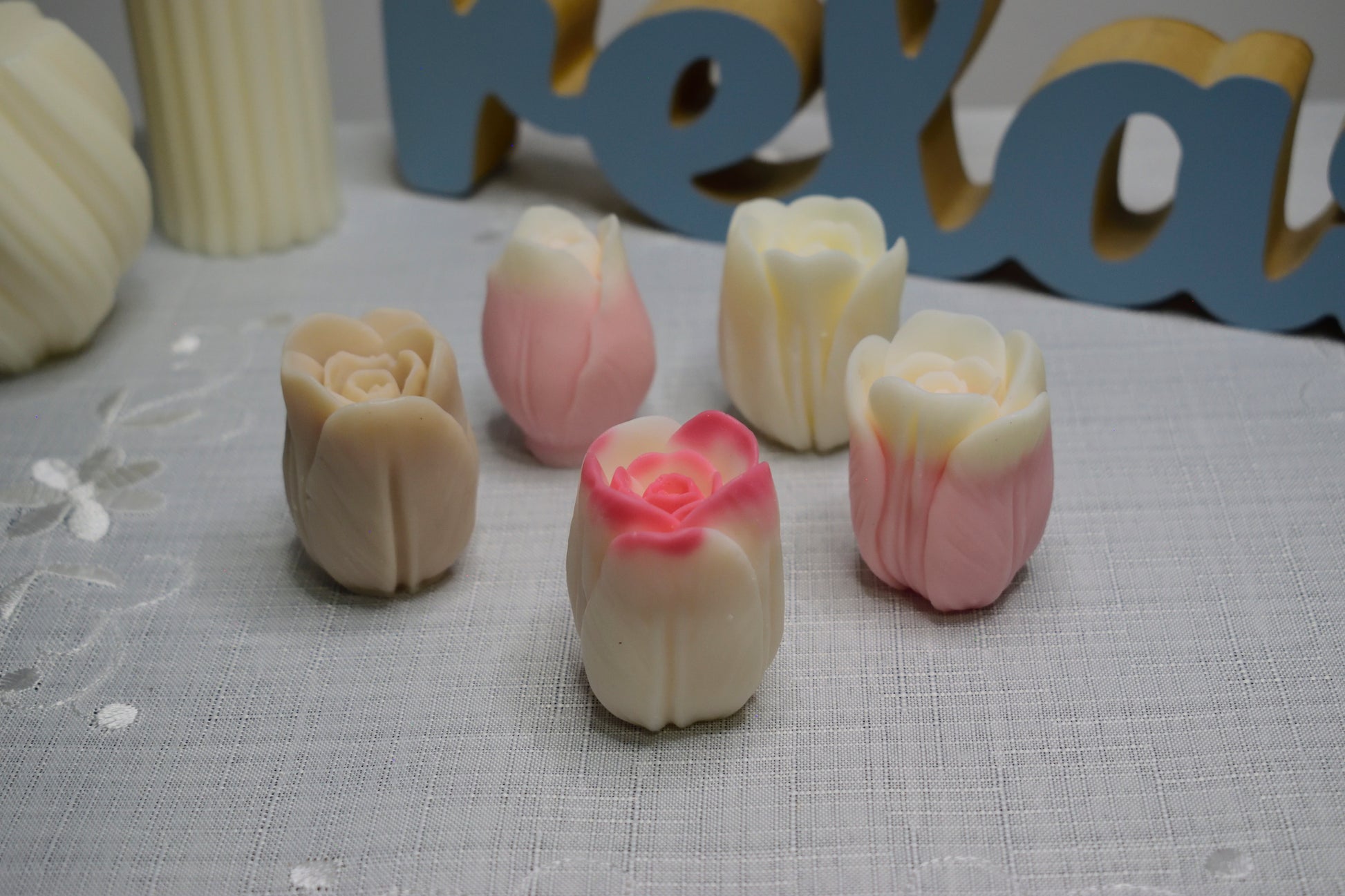 Lumânare decorativă cu flori de lalea, realizată manual, cu design floral elegant – Luxora Candles