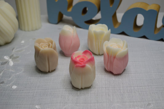 Lumânare decorativă cu flori de lalea, realizată manual, cu design floral elegant – Luxora Candles