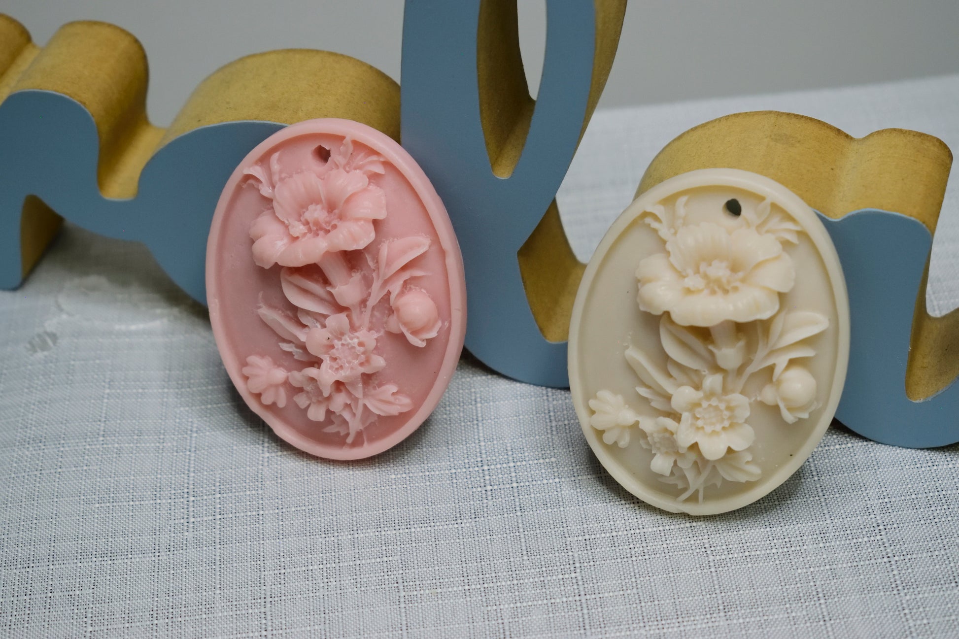 Lumânare decorativă cu flori de petunie, realizată manual, potrivită atât pentru decor interior, cât și ca mărturie elegantă
