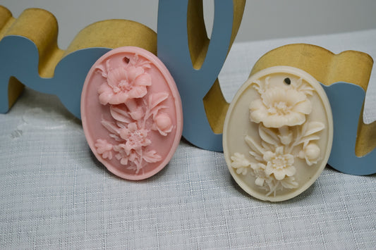 Lumânare decorativă cu flori de petunie, realizată manual, potrivită atât pentru decor interior, cât și ca mărturie elegantă
