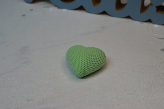 Lumânare decorativă în formă de inimă, realizată manual, cu design simplu și proporții echilibrate
