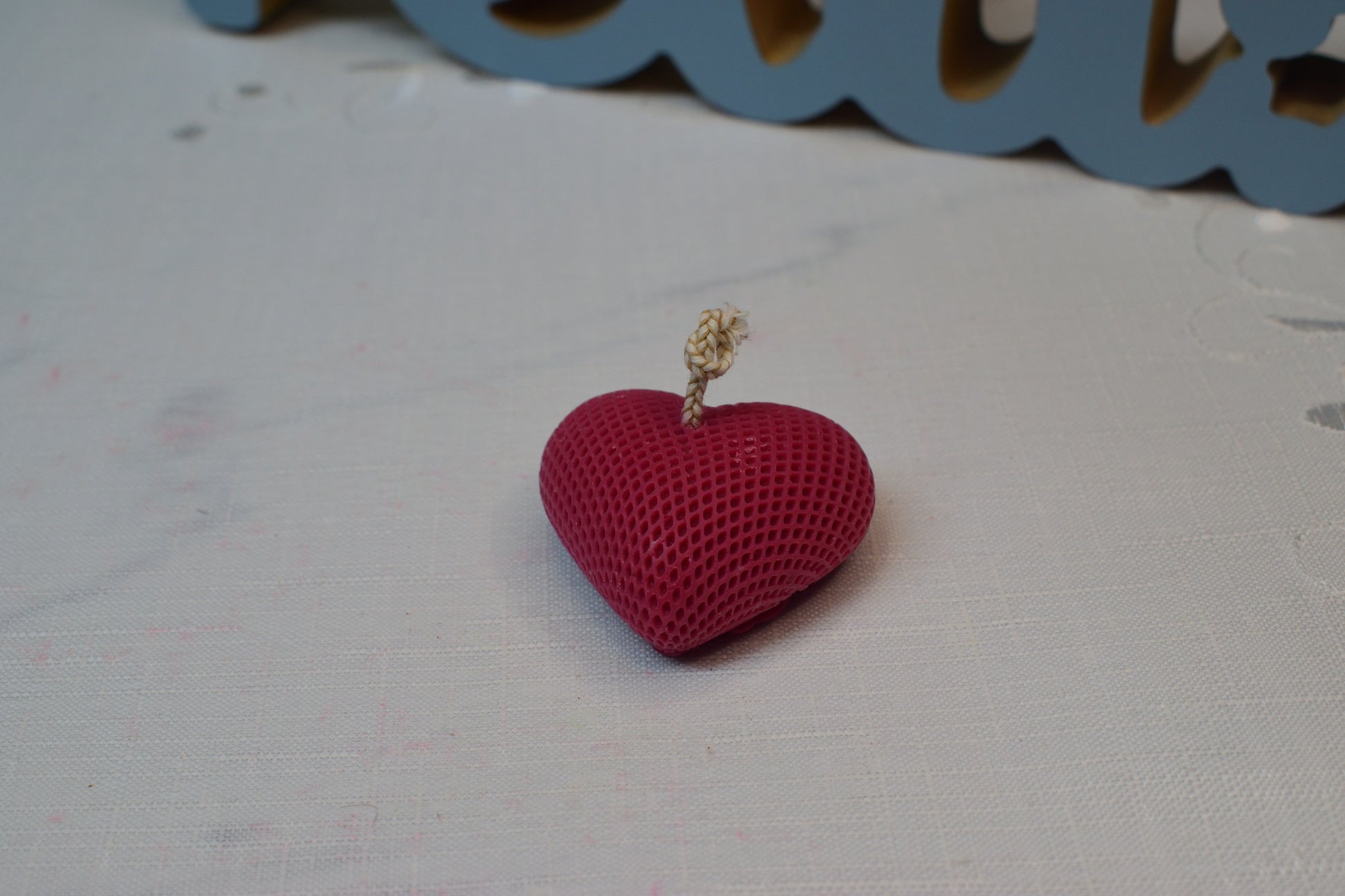 Lumânare decorativă în formă de inimă, realizată manual, cu design simplu și proporții echilibrate
