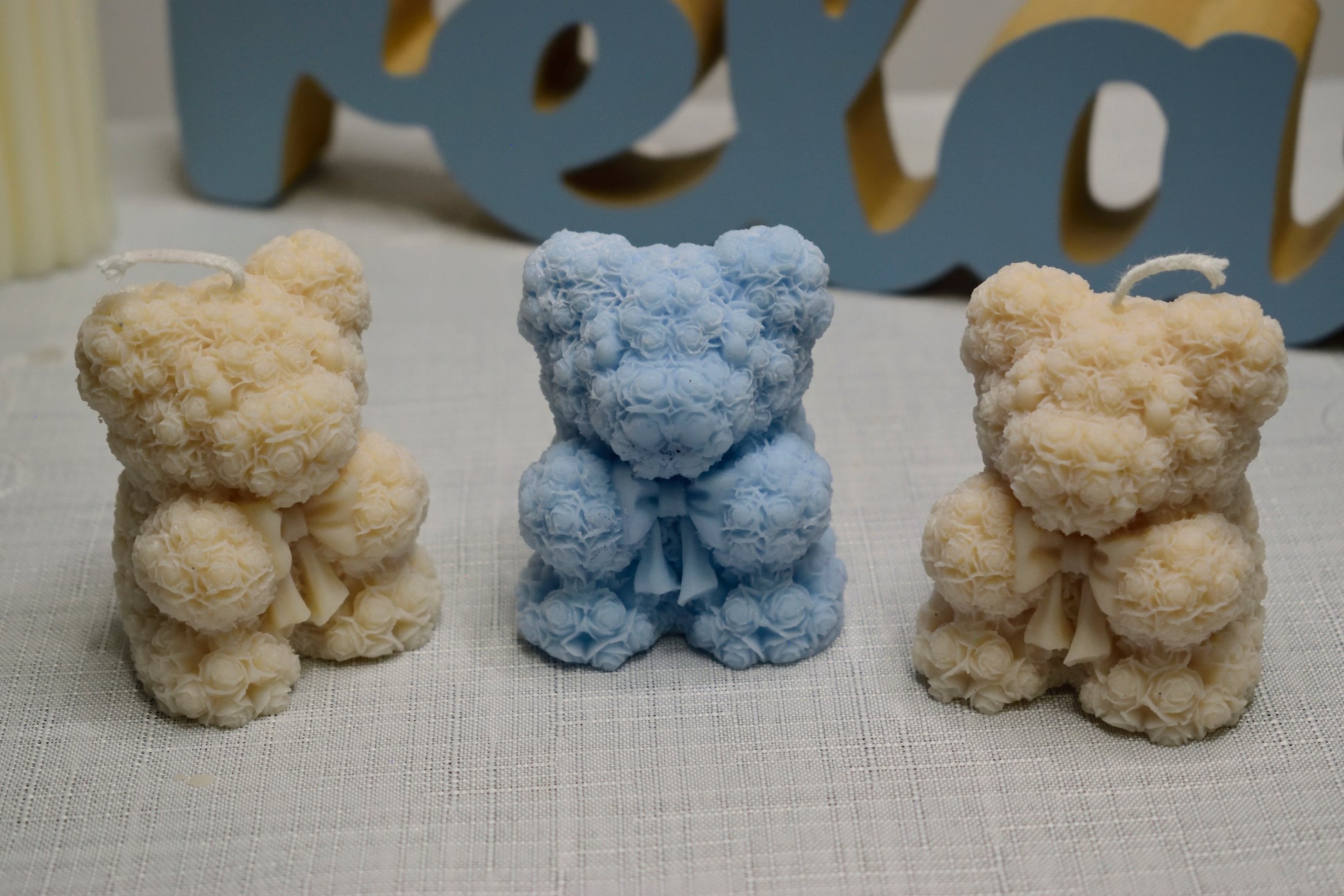 Lumânare decorativă în formă de ursuleț, realizată manual, potrivită pentru botez și utilizare ca mărturie
