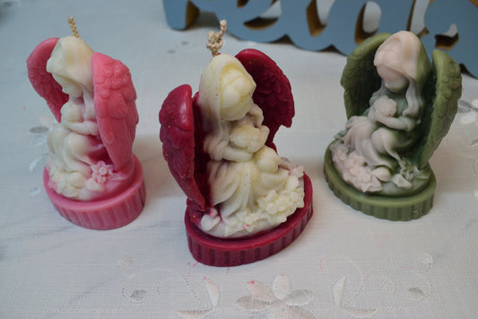 Lumânare decorativă în formă de înger, realizată manual, cu design figurativ elegant pentru decor interior
