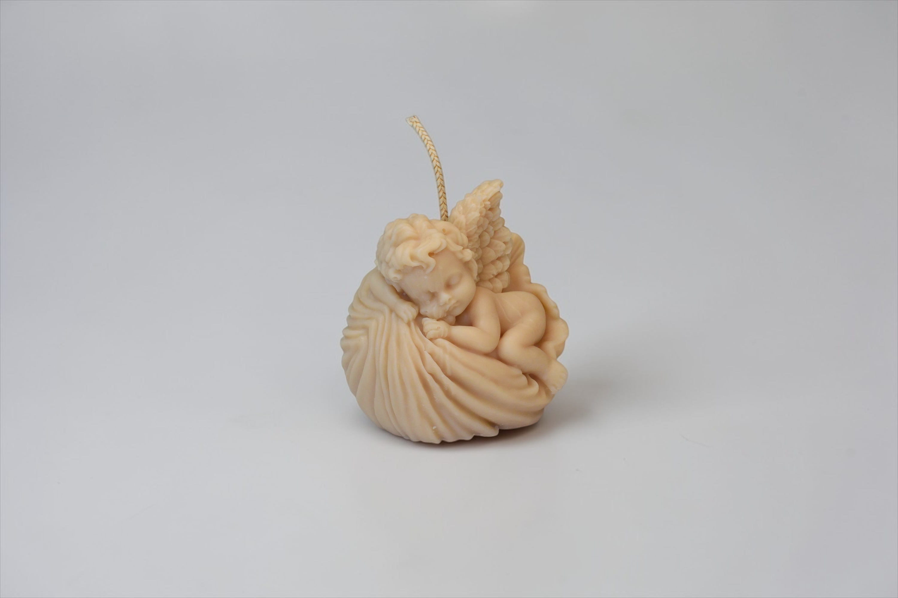 Lumânare decorativă îngeraș Somnia realizată manual din ceară de soia