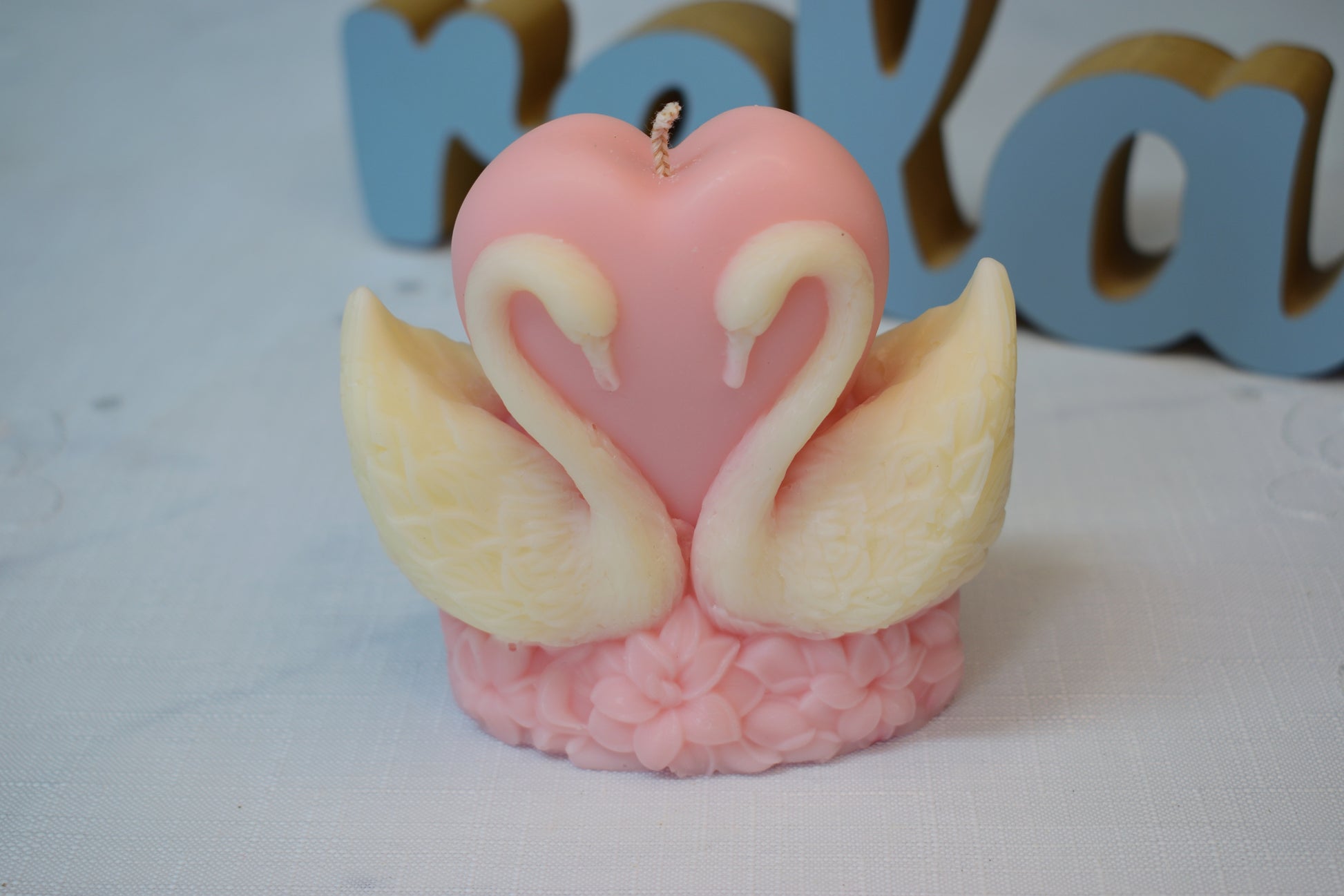 Lumânare decorativă în formă de inimă cu lebede, realizată manual, cu design figurativ elegant
