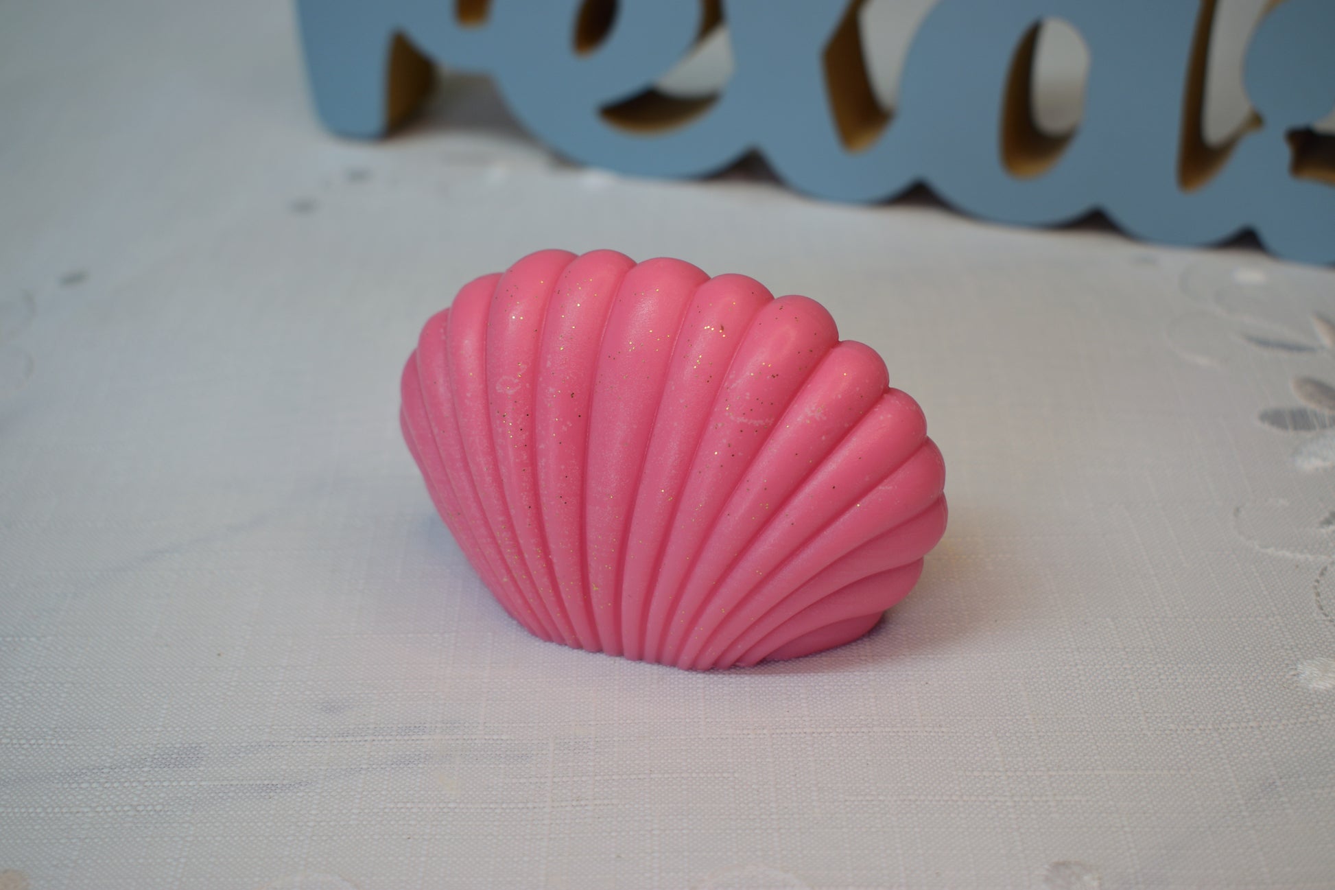 Lumânare decorativă în formă de scoică cu coral, realizată manual, cu design sculptural pentru decor interior
