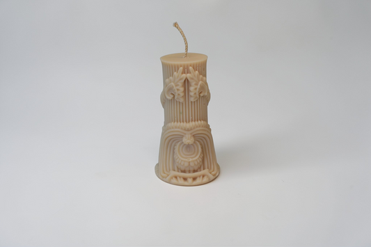 Lumânare decorativă sculpturală Sylva realizată manual din ceară de soia
