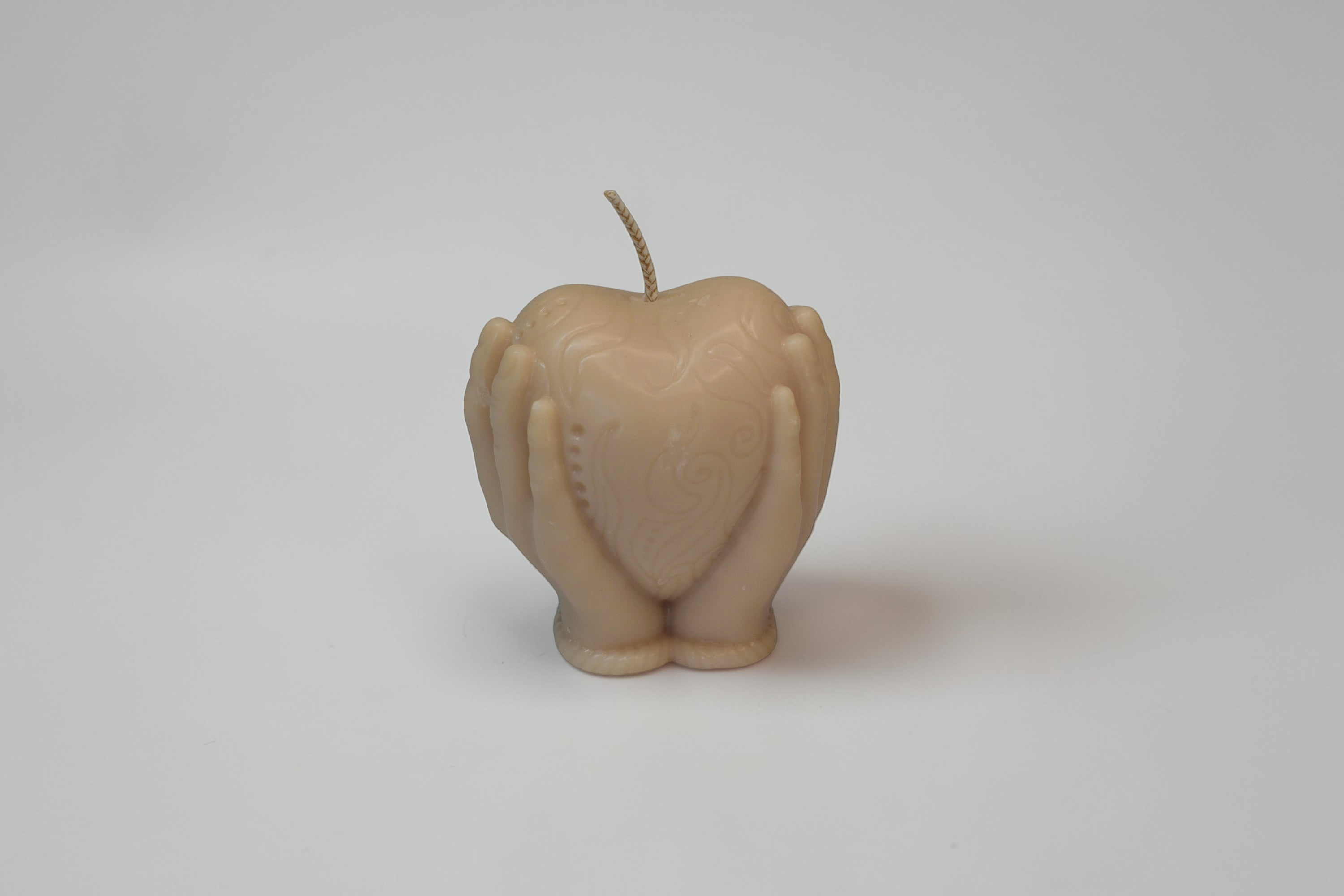 Lumânare decorativă simbolică Amora realizată manual din ceară de soia cu inimă susținută de mâini