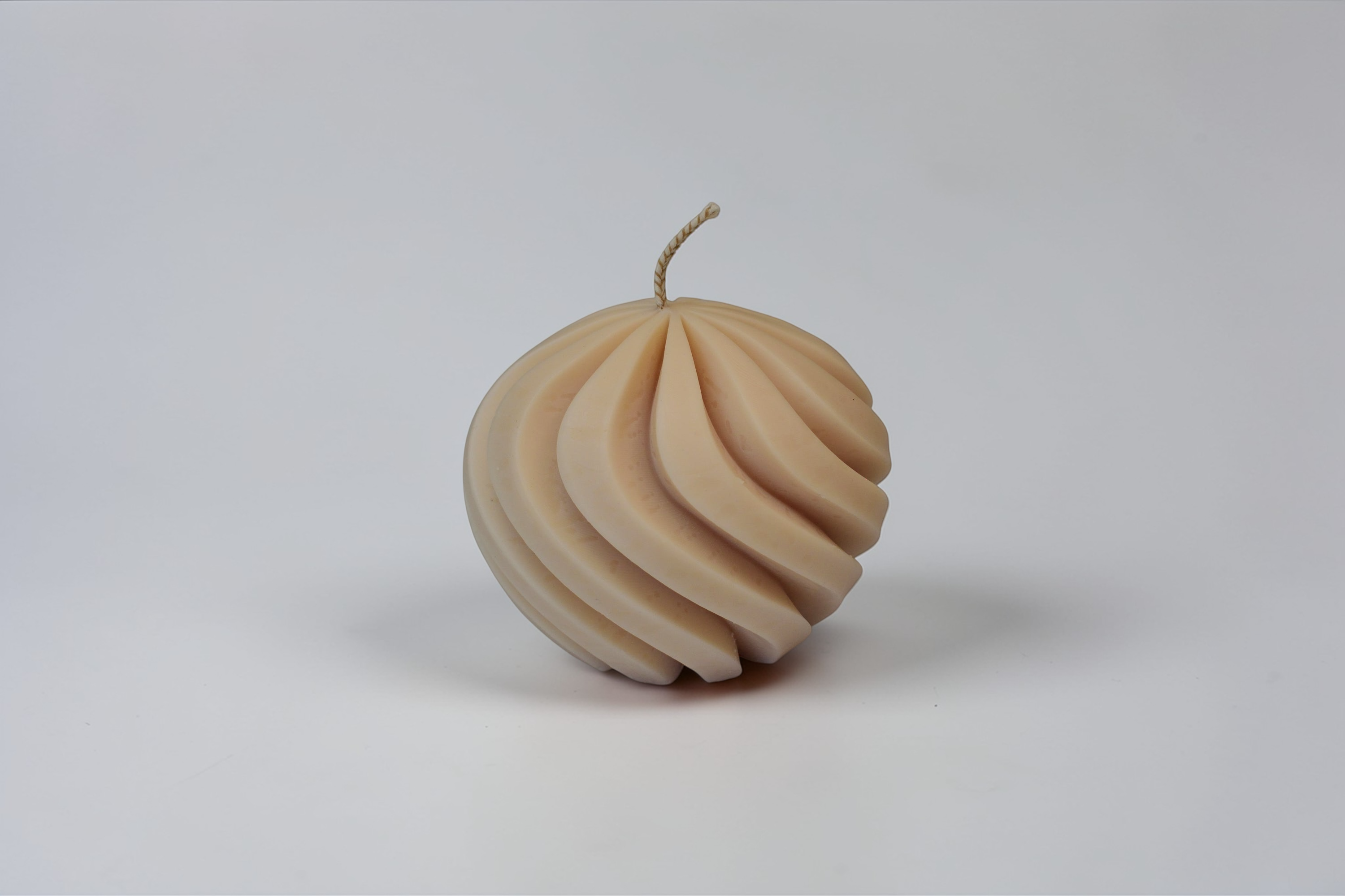 Lumânare decorativă spiralată Aura realizată manual din ceară de soia