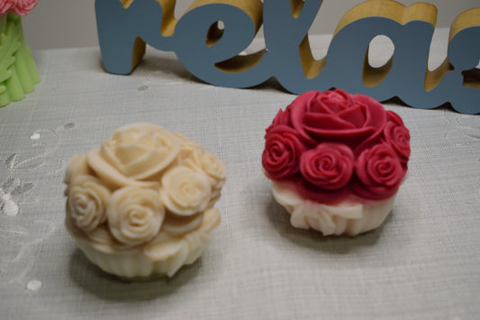 Lumânare decorativă în formă de vas cu flori, realizată manual, cu design floral volumetric pentru decor interior
