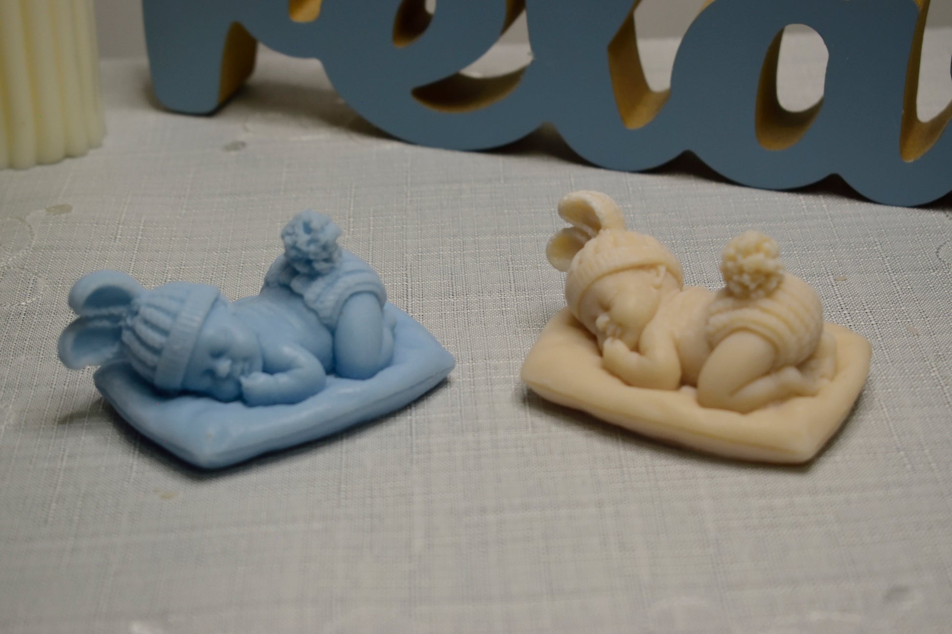 Lumânare de mărturie în formă de bebeluș adormit, realizată manual, potrivită pentru botez
