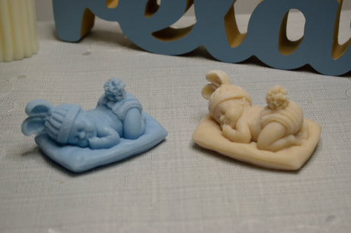 Lumânare de mărturie în formă de bebeluș adormit, realizată manual, potrivită pentru botez
