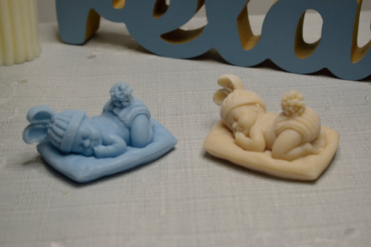 Lumânare de mărturie în formă de bebeluș adormit, realizată manual, potrivită pentru botez
