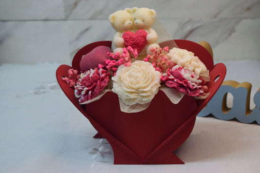 Set decorativ cu suport în formă de inimă, flori și ursuleți, pregătit pentru cadou
