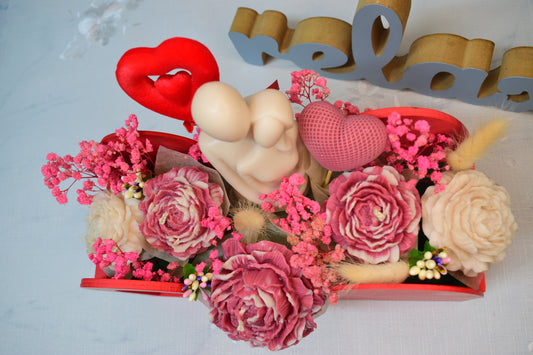 Set decorativ cu suport de lemn dublu în formă de inimă, flori din ceară de soia și figură de cuplu stilizat
