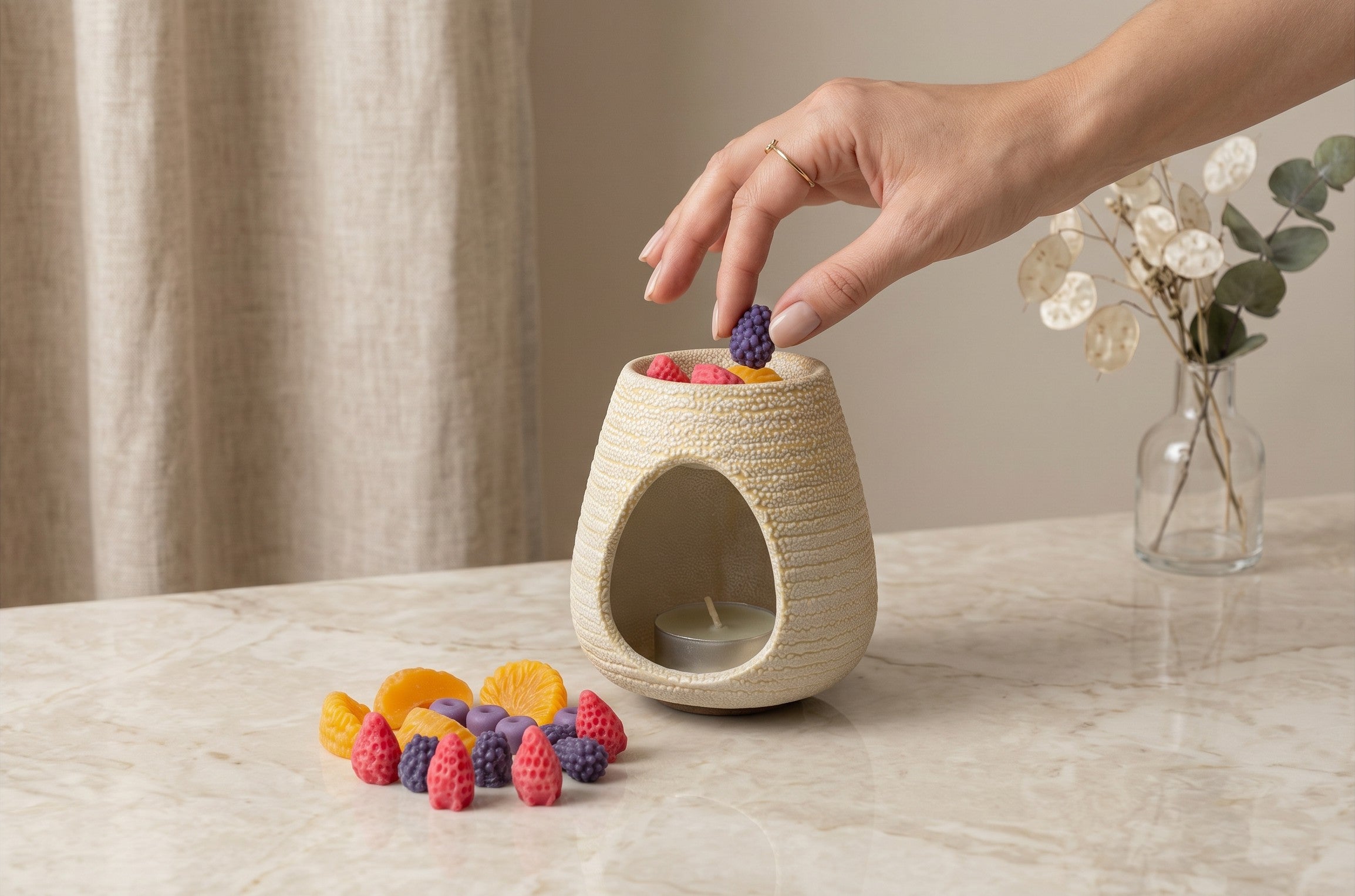 Wax melts Bloom colecția Nectar, căpșuni, afine și felii de portocală lângă arzătorul ceramic