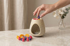 Wax melts Bloom colecția Nectar, căpșuni, afine și felii de portocală lângă arzătorul ceramic