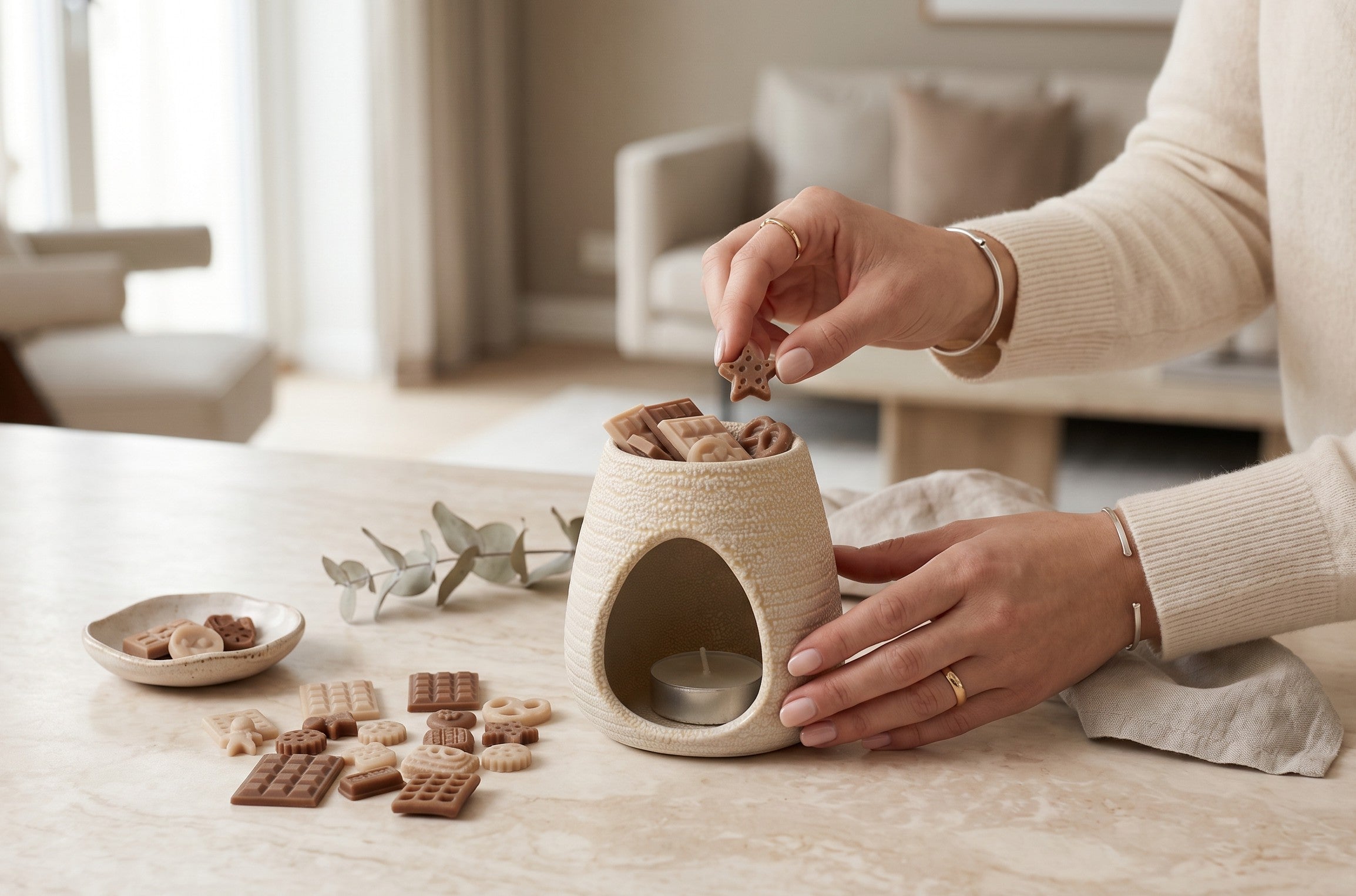 Wax melts Essence, bumbac curat, colecția Crème alături de arzătorul ceramic oval crem Luxora